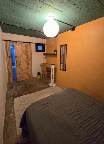 En eller flere senge i et værelse på La Fortaleza Hostel