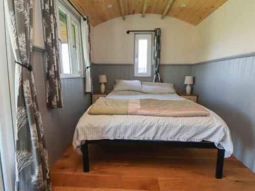 a bedroom with a bed in a room at Golden Fleece in Macclesfield