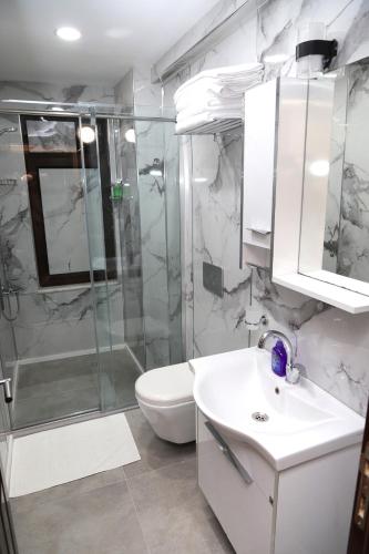 ein Badezimmer mit Dusche, Waschbecken und Toilette in der Unterkunft Ramparts Hotel in Istanbul