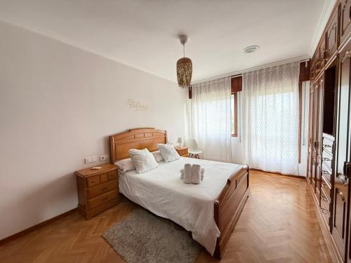 a bedroom with a large bed with white sheets at Casa Ángel 1982 in Oia