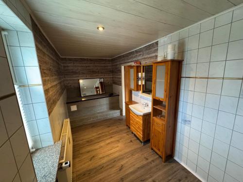 a small bathroom with a sink and a mirror at Lausitzhof in Hoyerswerda