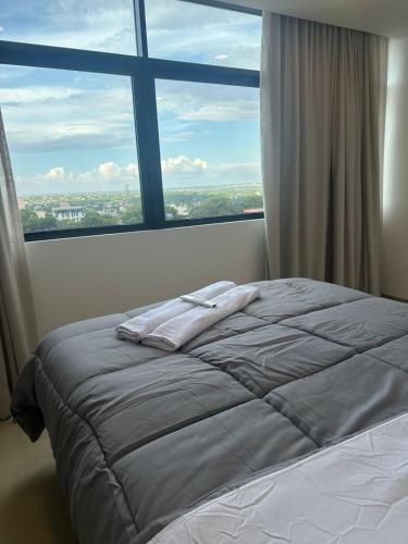 En eller flere senge i et værelse på Comfortable duplex apt in Ciudad del Este