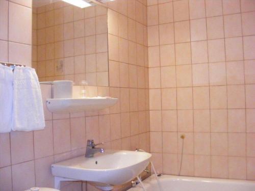 La salle de bains est pourvue d'un lavabo, de toilettes et d'une baignoire. dans l'établissement Hotel Continental Malmö, à Malmö