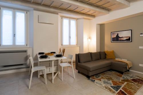 a living room with a couch and a table at Cà del Lago in Arona