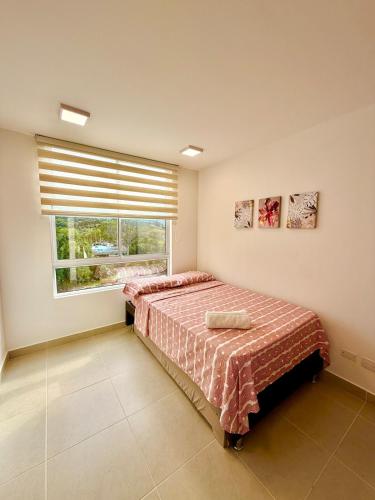 a bedroom with two beds and a window at Apartamento en Villeta in Villeta