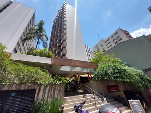 a motorcycle is parked in front of a building at Flat Jardins, Paulista, Oscar Freire, restaurantes in São Paulo