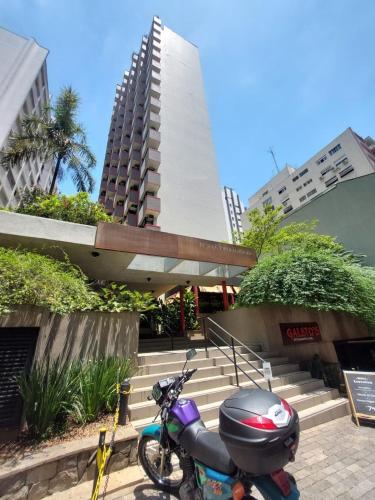 a motorcycle parked in front of a building at Flat Jardins, Paulista, Oscar Freire, restaurantes in São Paulo