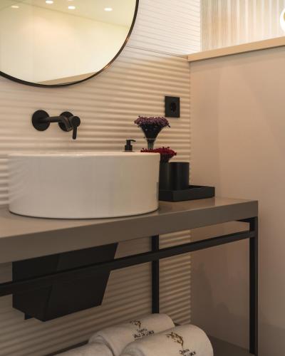a bathroom with a sink and a mirror at Quinta Vale de Lobos in Folgosa