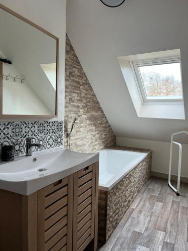 a bathroom with a sink and a bath tub at Logement indépendant à la campagne proche du Pôle européen du Cheval et Circuit des 24h du Mans in Courceboeufs