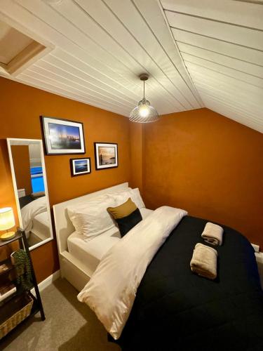 a bedroom with a large bed in a room at Snowdon Retreat in Llanberis
