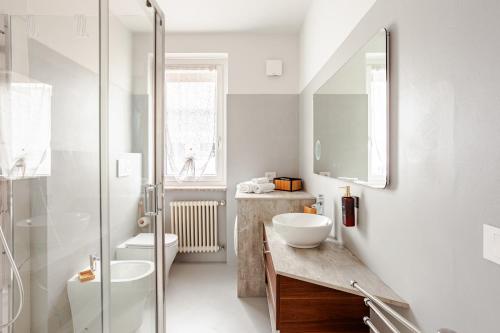 a bathroom with a sink and a toilet and a shower at SYC I Mulini, Leonardo Academy & MXP & JRC Ispra in Sesto Calende