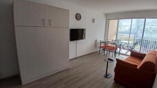 Studio cozy, terrasse, parking, tout à 2 pas d'ici