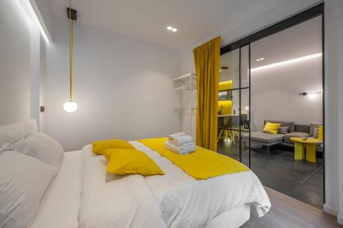 Studio 8 black & Yellow Urban Apartment City Center