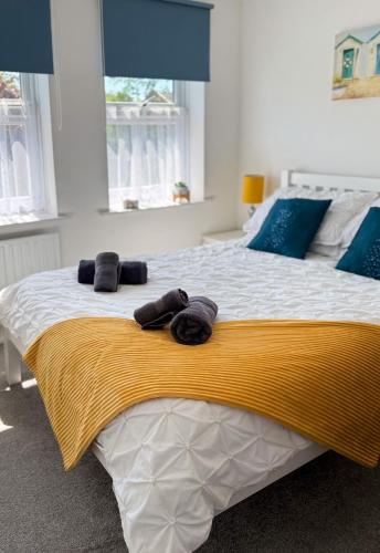 a bedroom with a large bed with towels on it at The Sashes - Cozy Apartment - FREE Parking - Ultrafast WIFI - Smart TV - Netflix - sleeps up to 6! Close to Poole Town Center & Sandbanks & Bournemouth in Poole