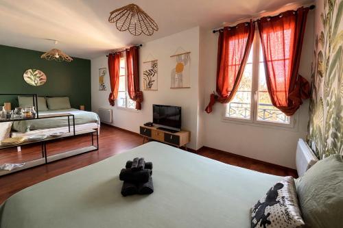a room with a bed and a television and a bedroom at Disneyland Family Studio in Magny-le-Hongre