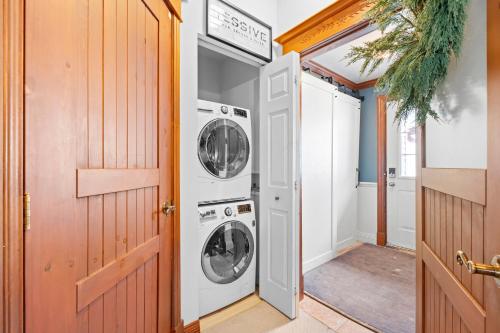 a laundry room with a washer and dryer at Le Plateau Ski Inout W 3bdrs W Pool Access in Mont-Tremblant
