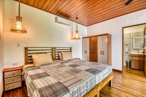 a bedroom with a large bed in a room at Beachfront Studio - Direct Beach Access - Fast Wifi & AC in Cocles