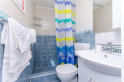 a bathroom with a toilet and a sink at House Ara in Grohote