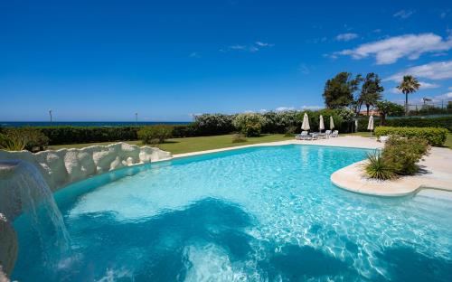Beachfront, sea views, swimming pool, 3 bedrooms
