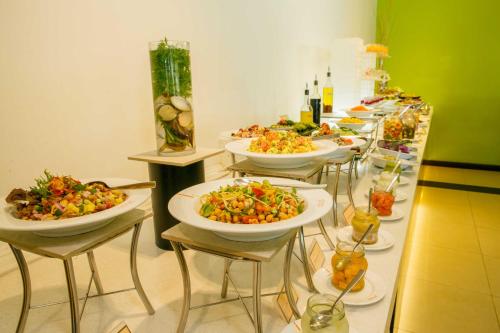 Comida en o cerca de este resort