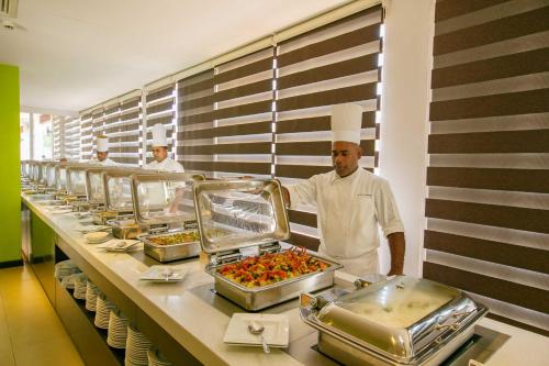 Comida en o cerca de este resort
