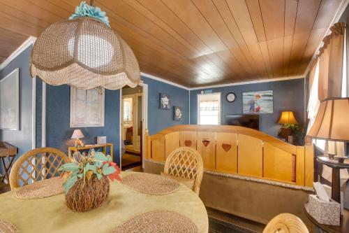 a dining room with a table and chairs at Less Than 3 Mi to Golf and Swim Cozy Oasis in Lake Worth! in Lake Worth