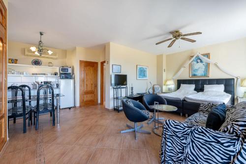 Sunny Penthouse with Pool & Hot Tub in Villa Roca photo 15