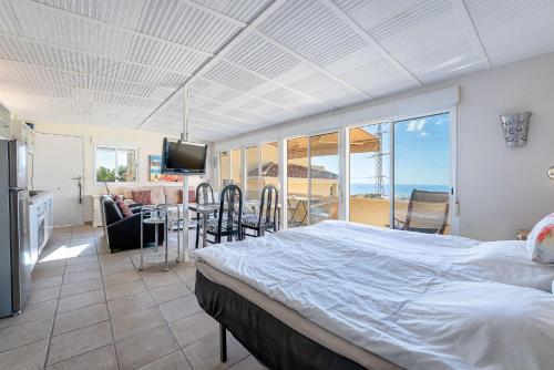 Coastal Getaway in Sunny Villa Roca Estepona photo 7