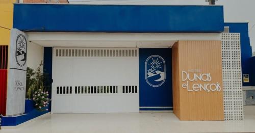 a garage with a dinos leavers sign on it at Hotel Dunas e Lençóis in Barreirinhas