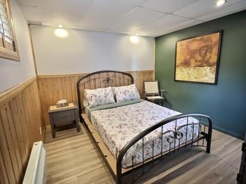 a bedroom with a metal bed in a room at Sir'Eau d'Érable in St-Ferdinand