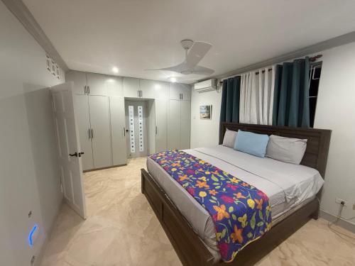 a bedroom with a large bed in a room at Mullins Bayfield Gardens House in Saint Peter
