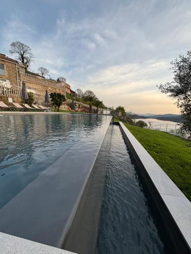 a swimming pool with water in the middle at Casa do Beija in Outeiro
