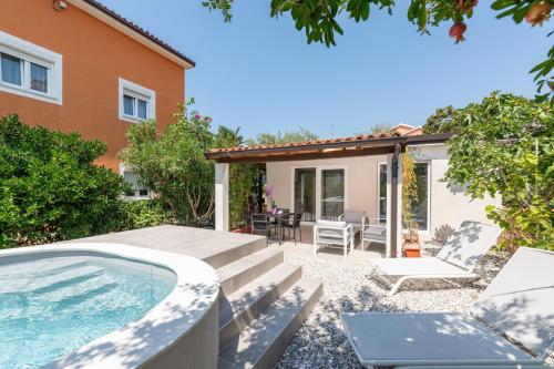 Family-friendly apartments with swimming pool Novigrad - 25236