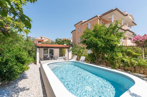 Family-friendly apartments with swimming pool Novigrad - 25236