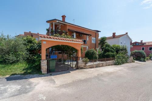 Family-friendly apartments with swimming pool Novigrad - 25236