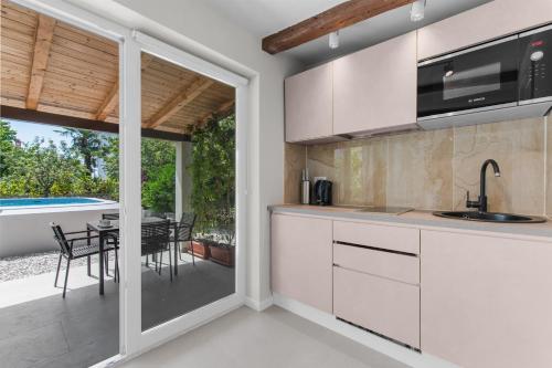 Family-friendly apartments with swimming pool Novigrad - 25236