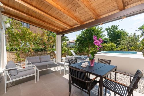 Family-friendly apartments with swimming pool Novigrad - 25236