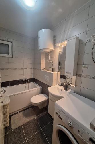 Apartments with parking space Makarska - 25264