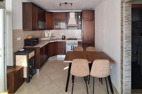 Apartments with parking space Makarska - 25264