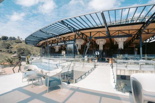 a view of a building with a table and chairs at Roka Hotel in Guatapé