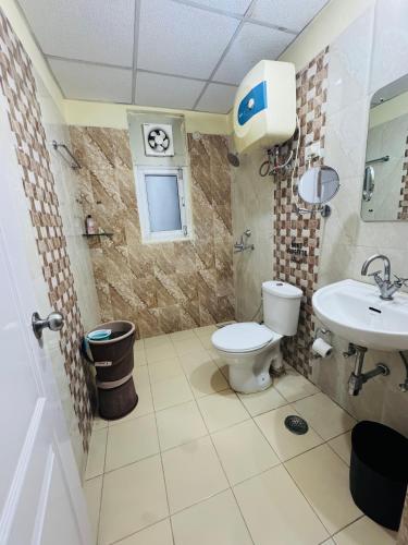 a bathroom with a toilet and a sink at Celebirity garden 4 bhk -5 Bed Lulu and plassio mall gomti nagar in Lucknow