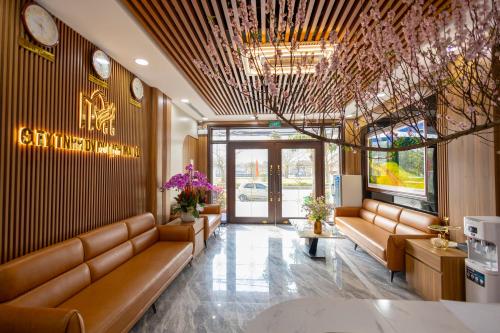 a lobby of a restaurant with brown leather couches at Mai Lakeside Hotel Ninh Binh in Kỳ Vĩ