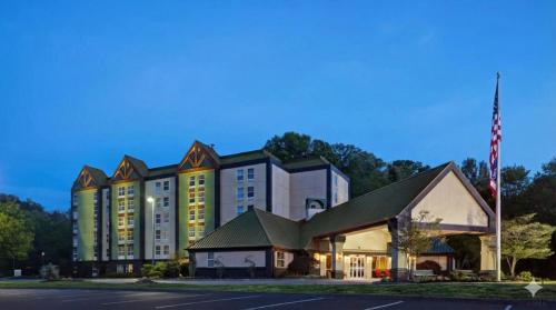 a hotel with an american flag in front of a building at Inn On The Parkway Pigeon Forge in Pigeon Forge