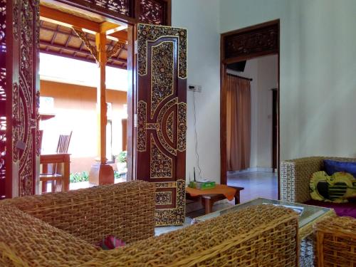 un soggiorno con divano e specchio di Rusma House Ubud ad Ubud