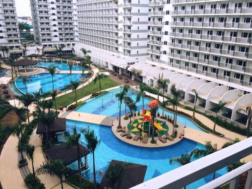 馬尼拉的住宿－貝殼公寓，享有度假村游泳池的空中景致