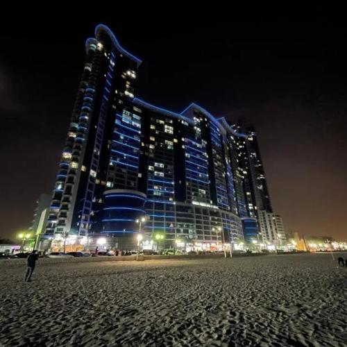 Beachfront Luxury Family Apartment with Pool, Gym, Jacuzzi - AJMAN Corniche UAE