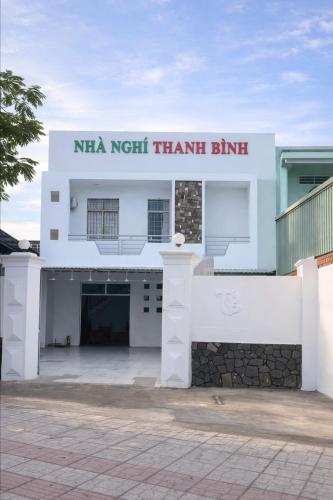 a white building with akritkritkritkritkritkritkritkritkritkritkrit at Thanh Bình Motel Bến Tre in Ben Tre