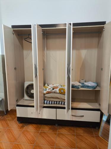 a bunk bed in a room with a microwave at Microcasa Caledônia Nova Friburgo in Nova Friburgo