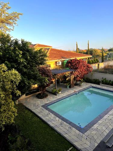 Piscina a Essence Retreat o a prop