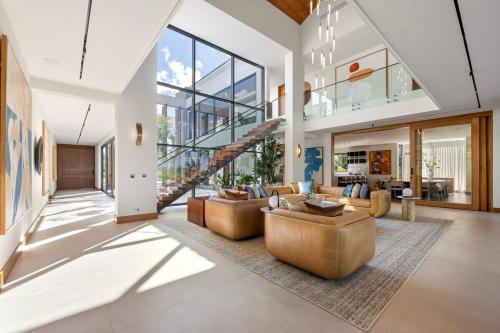 Stunning New 6BR Home Overlooking the Golf Course